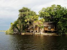 Xugana Island Lodge - Chalet Zimmer am Wasserrand