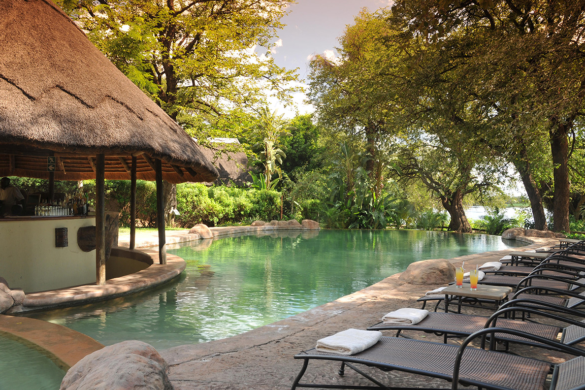 Chobe Marina Lodge - Pool Terrasse mit Bar
