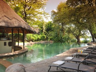 Chobe Marina Lodge - Pool Terrasse mit Bar Chobe Marina Lodge - Pool Terrasse mit Bar