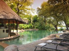 Chobe Marina Lodge - Pool Terrasse mit Bar