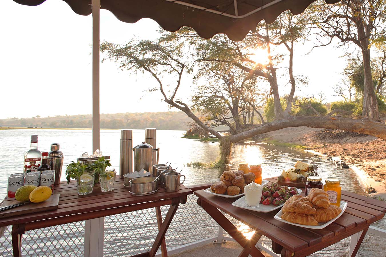 Chobe Under Canvas - Boat Frühstück 1