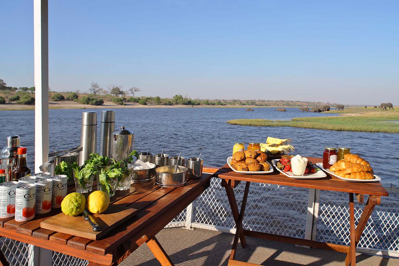 Chobe Under Canvas - Boat Frühstück 2