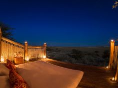 Kalahari Plains Camp, Bett auf dem Dach