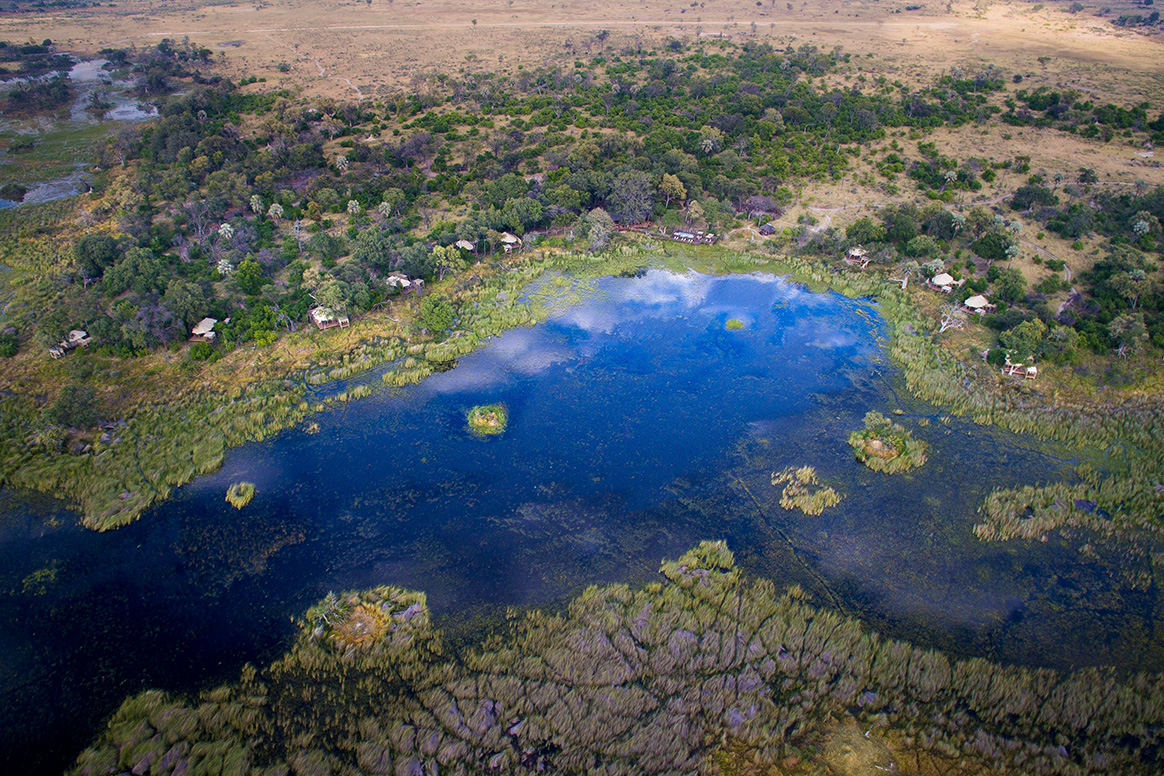Nxabega Okavango Tented Camp - permanente Lagune beim Camp