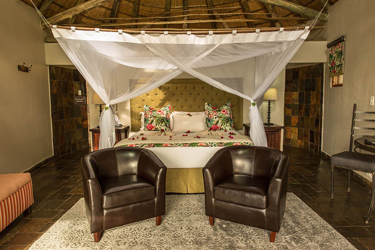 Thamalakane River Lodge - Lilac Breasted Roller Honeymoon Suite
