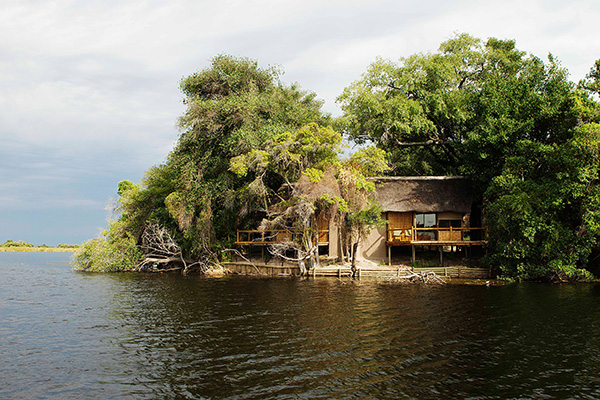 Xugana Island Lodge - Chalet Zimmer am Wasserrand