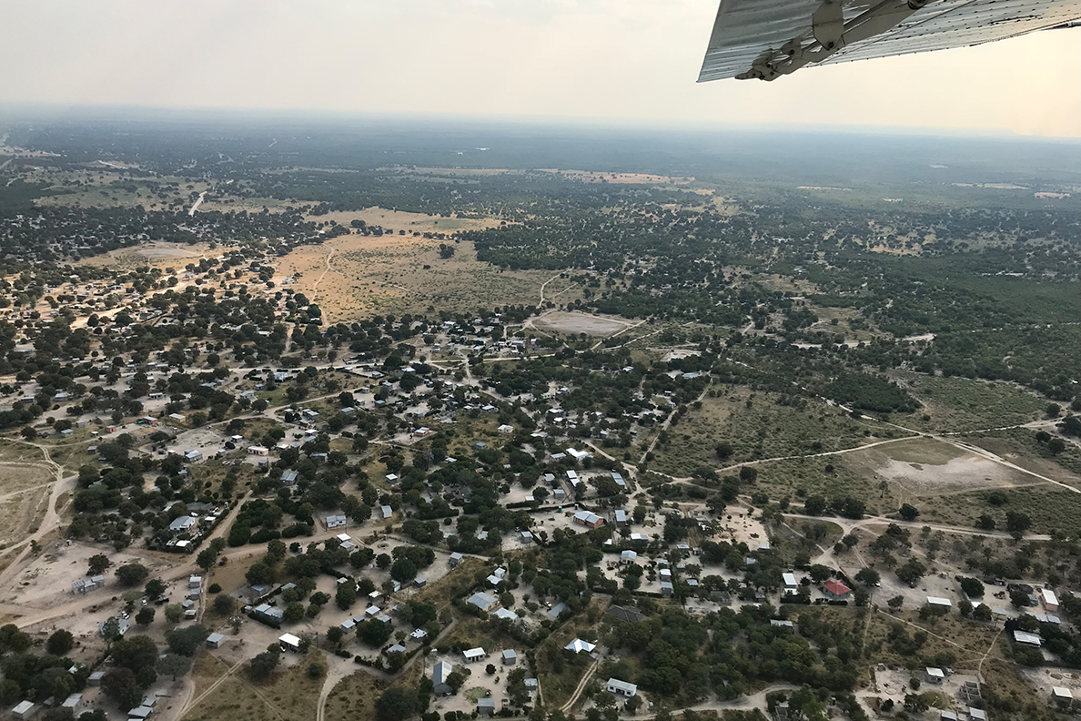 Maun beim Landeanflug