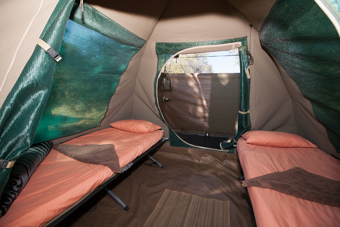 Botswana Express - Zelt mit Campingbetten und en-Suite Dusche/WC im hinteren Teil