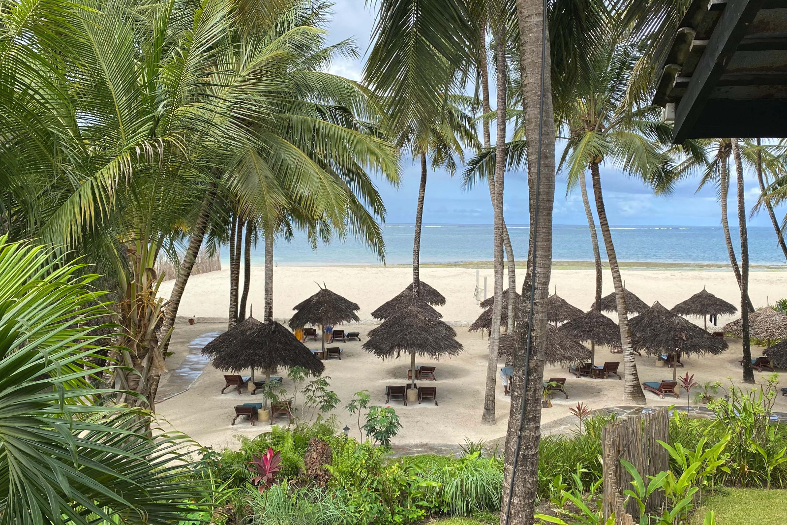 Pinewood Beach Resort - Luxury Ocean Front Zimmer