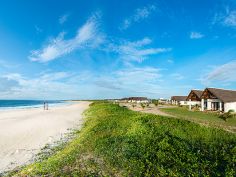 Mozambique Festlandküste - Strand beim Mequfi Beach Beach Resort bei Pemba