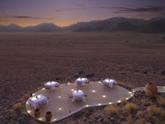 &Beyond Sossusvlei Desert Lodge, Dinner auf der Terrasse