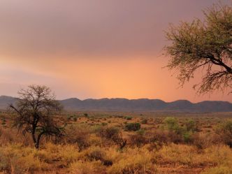Auas Safari Lodge - Sonnenuntergang in der Steppe Auas Safari Lodge - Sonnenuntergang in der Steppe