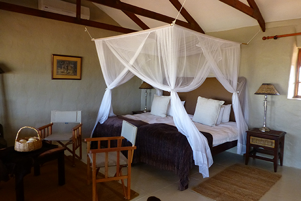 Bagatelle Kalahari Game Ranch, Strohbale Zimmer