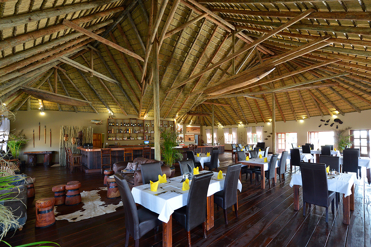 Hakusembe River Lodge - Speiseraum