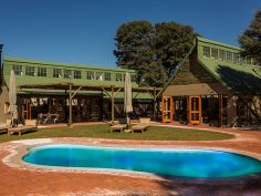 Kalahari Game Lodge, Haupthaus mit Pool