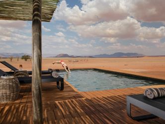 Kwessi Dunes - kühlender Pool mitten in der Wüste Kwessi Dunes - kühlender Pool mitten in der Wüste