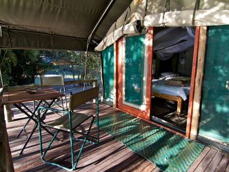 Ndhovu Safari Lodge - Zelt Aussenansicht Ndhovu Safari Lodge - Zelt Aussenansicht