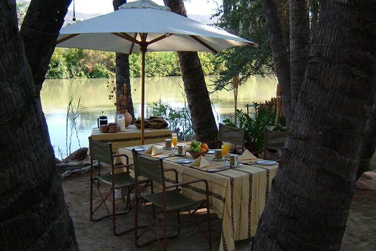 Omarunga Camp, Mahlzeiten mit Sicht auf den Kunene