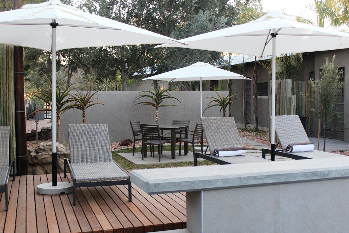 Elegant Guesthouse - Liegen beim Swimming Pool