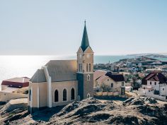 Blick über die Lüderitzbucht mit der Felsenkirche im Vordergru
