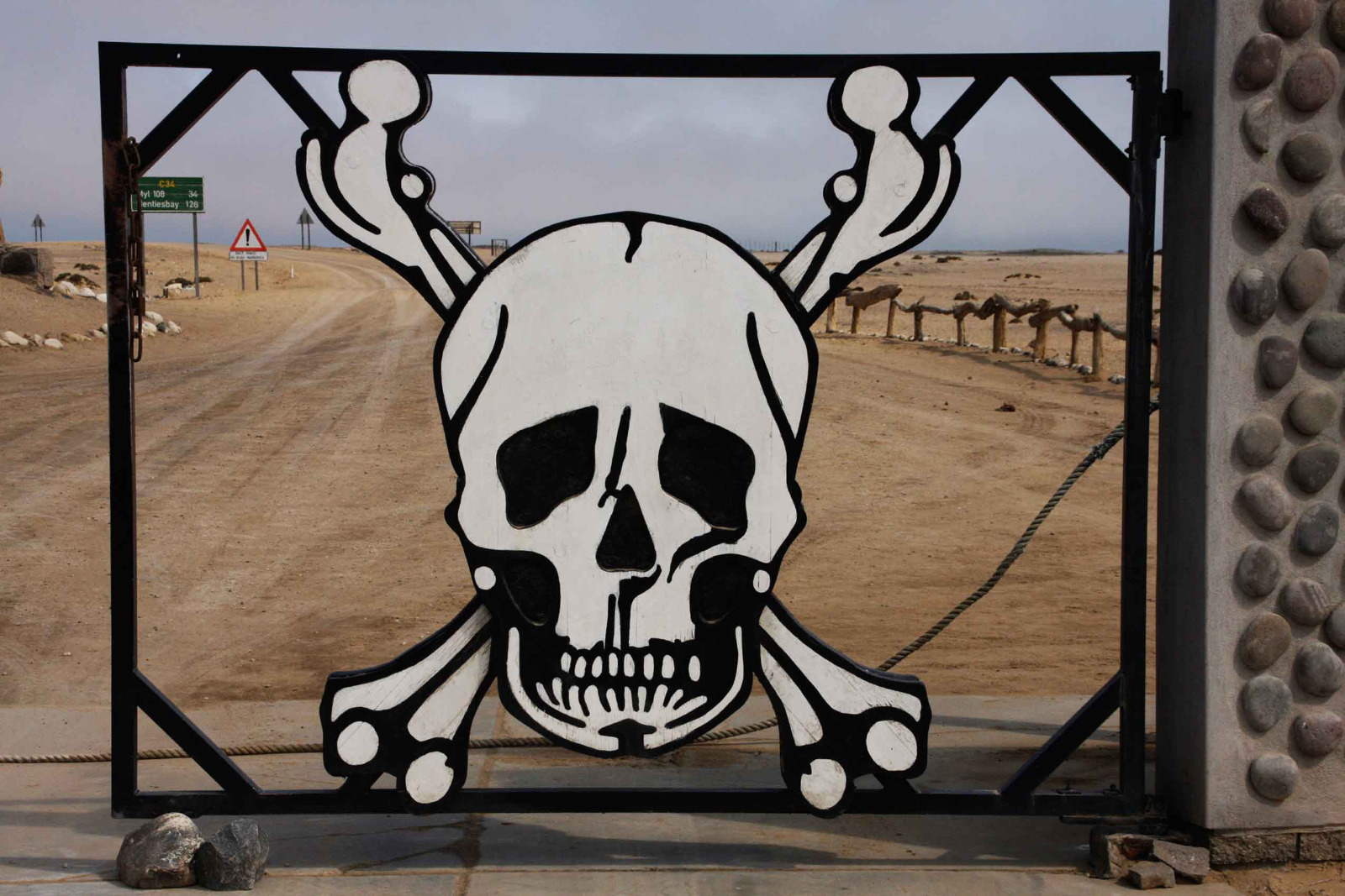 Klassisches Namibia - Eingangstor zur Skeleton Coast