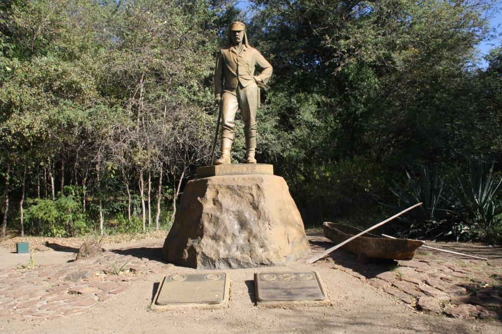 Sand , Rocks &amp; Rivers - Statue von David Livingstone in Victoria Falls