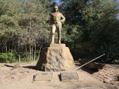Sand , Rocks & Rivers - Statue von David Livingstone in Victoria Falls