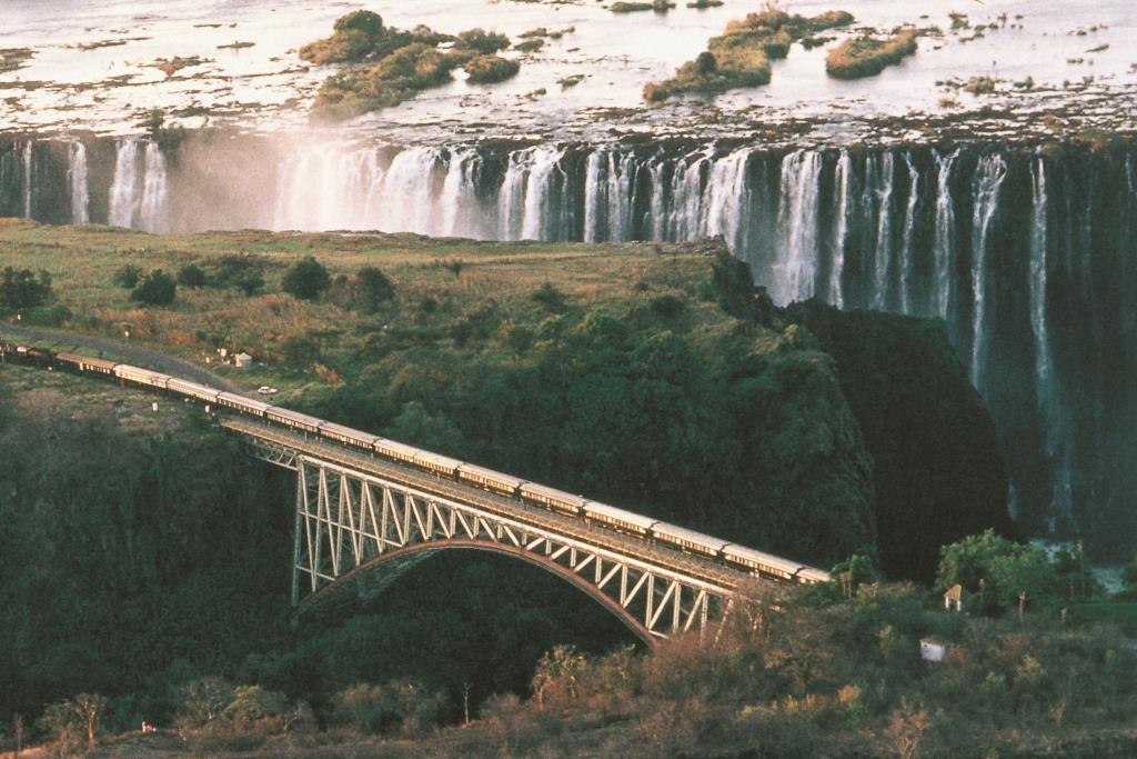 Rovos Rail, Zug auf der Brücke von Victoria Falls nach Livingstone