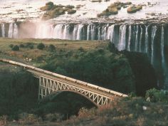 Rovos Rail, Zug auf der Brücke von Victoria Falls nach Livingstone