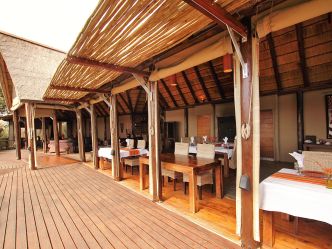 Amakhala Bush Lodge - Speiseraum am Aussichtsdeck Amakhala Bush Lodge - Speiseraum am Aussichtsdeck