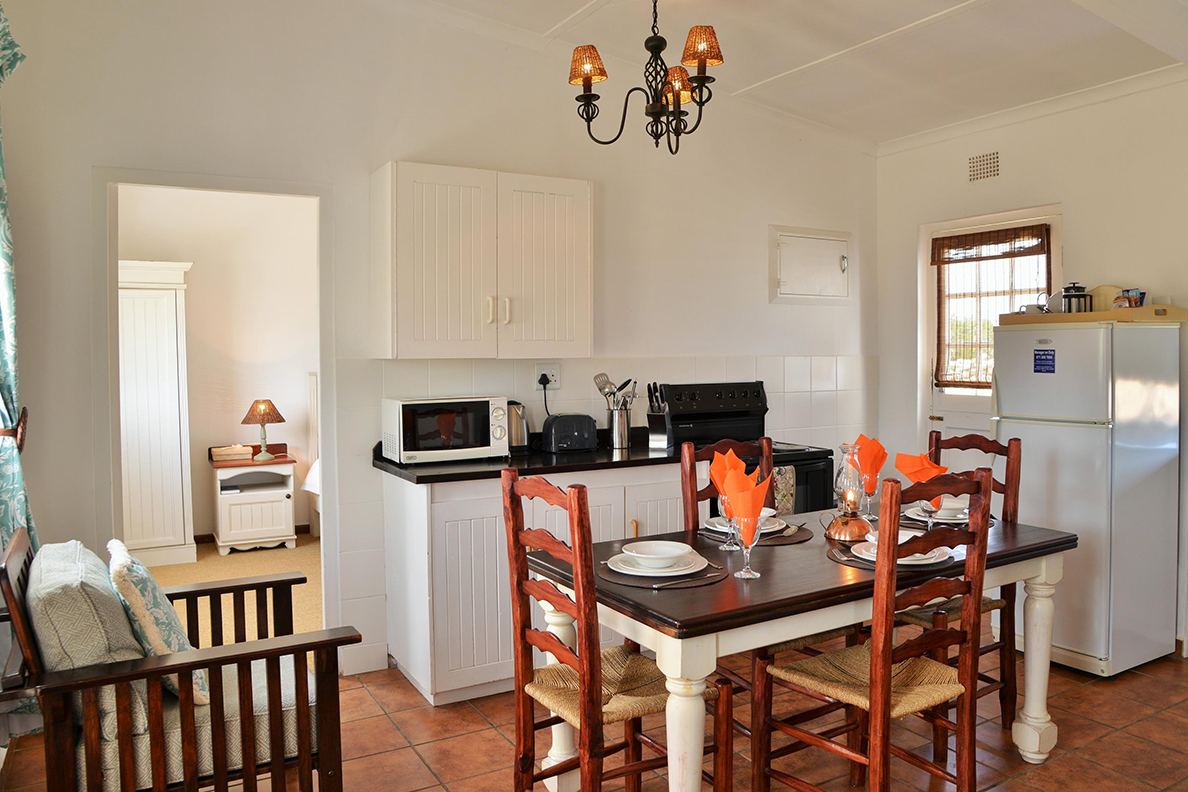 De Hoop - Equipped Cottages Küche und Esstisch