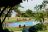 Mboyti River Lodge - grosser Garten mit Pool
