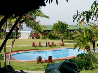Mboyti River Lodge - grosser Garten mit Pool Mboyti River Lodge - grosser Garten mit Pool
