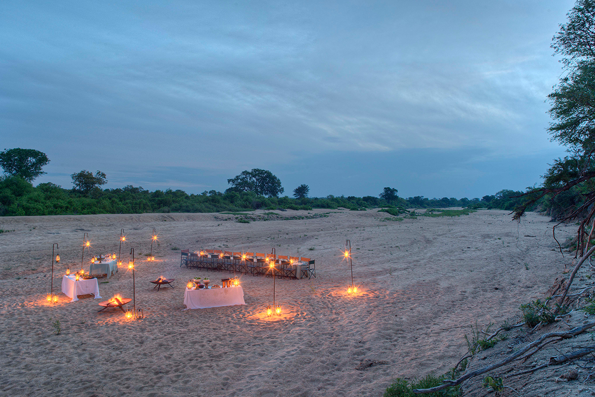 Ngala Tented Camp - Dinner im trockenen Flussbett