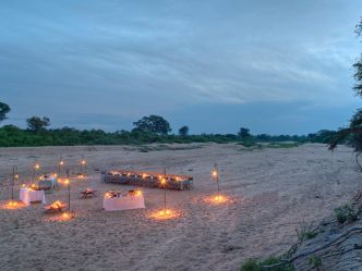 Ngala Tented Camp - Dinner im trockenen Flussbett Ngala Tented Camp - Dinner im trockenen Flussbett