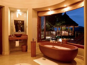 Thanda Safari Lodge, Bad in einer Bush Suite Thanda Safari Lodge, Bad in einer Bush Suite