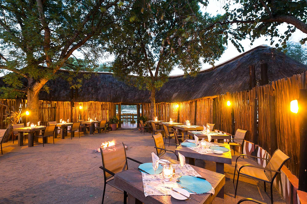 Umkumbe Safari Lodge - Outdoor Restaurant