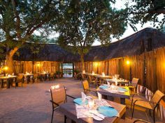 Umkumbe Safari Lodge - Outdoor Restaurant