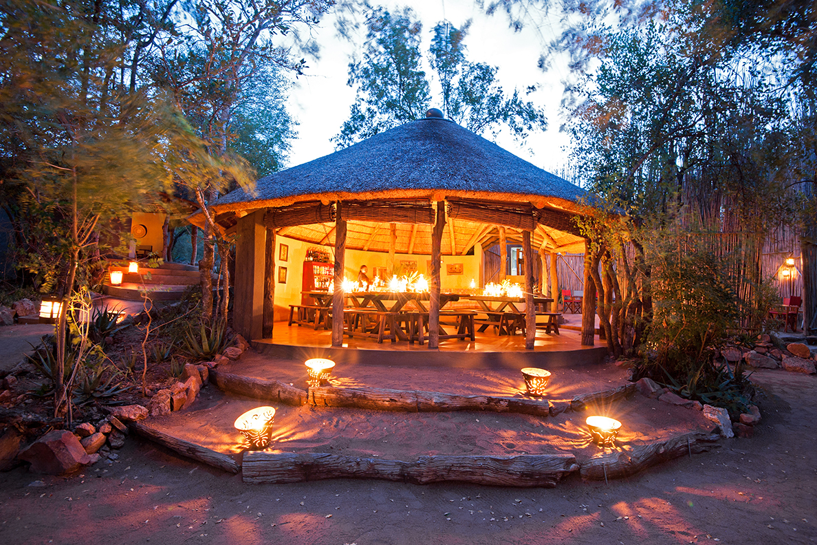 Umlani Bushcamp - Abendessen im Essbereich