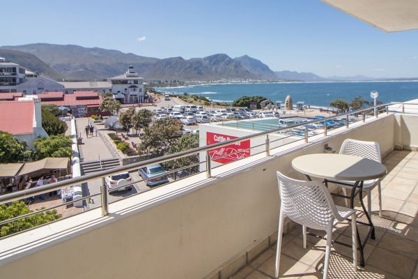 Village &amp; Life: Harbour Square Hotel