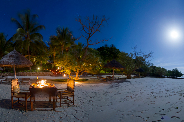 Pole Pole Resort - Dinner am Strand