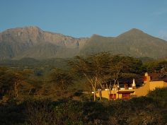 Hatari Lodge und Mount Meru