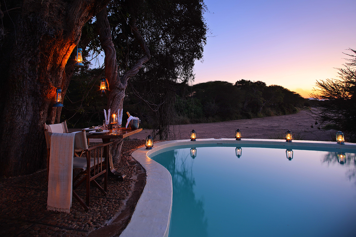 Jongomero Camp - Dinner am Pool