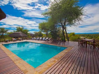 Mbali Mbali Tarangire River Camp - Terrasse mit Swimming Pool Mbali Mbali Tarangire River Camp - Terrasse mit Swimming Pool