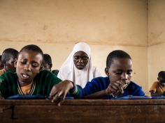 Sanctuary Swala Tented Camp - Besuch der Schule im nahe gelegenen Dorf