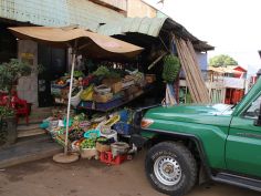 Entebbe - Einkauf vor der Rundreise
