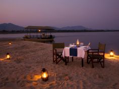 Chiawa Camp - Romantisches Dinner auf einer Insel im Zambezi Chiawa Camp - Romantisches Dinner auf einer Insel im Zambezi