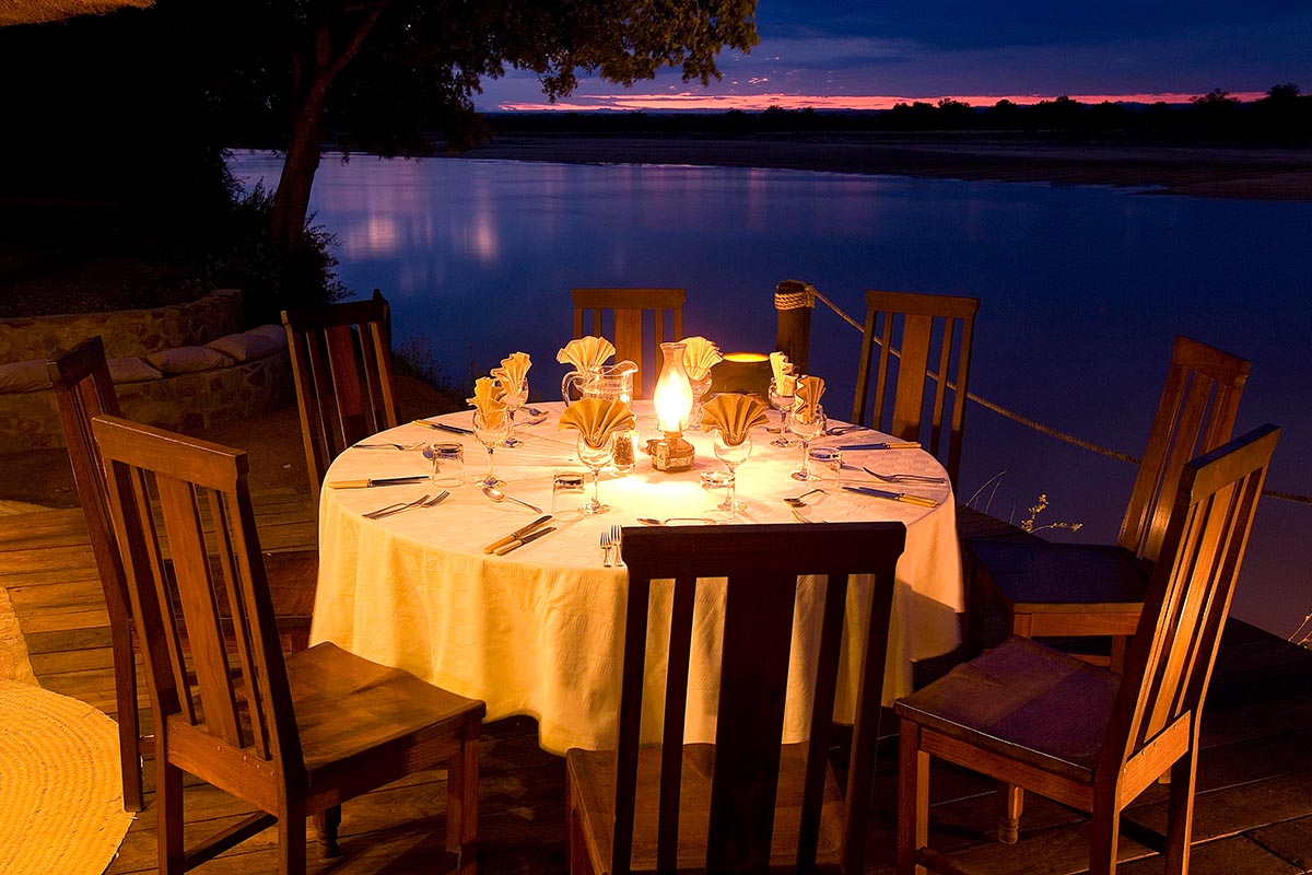 Nkwali - Abendessen am Luangwa River