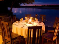 Nkwali - Abendessen am Luangwa River
