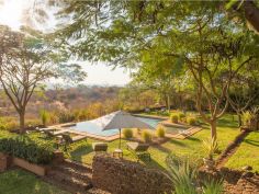 Stanley Safari Lodge, Garten mit Pool